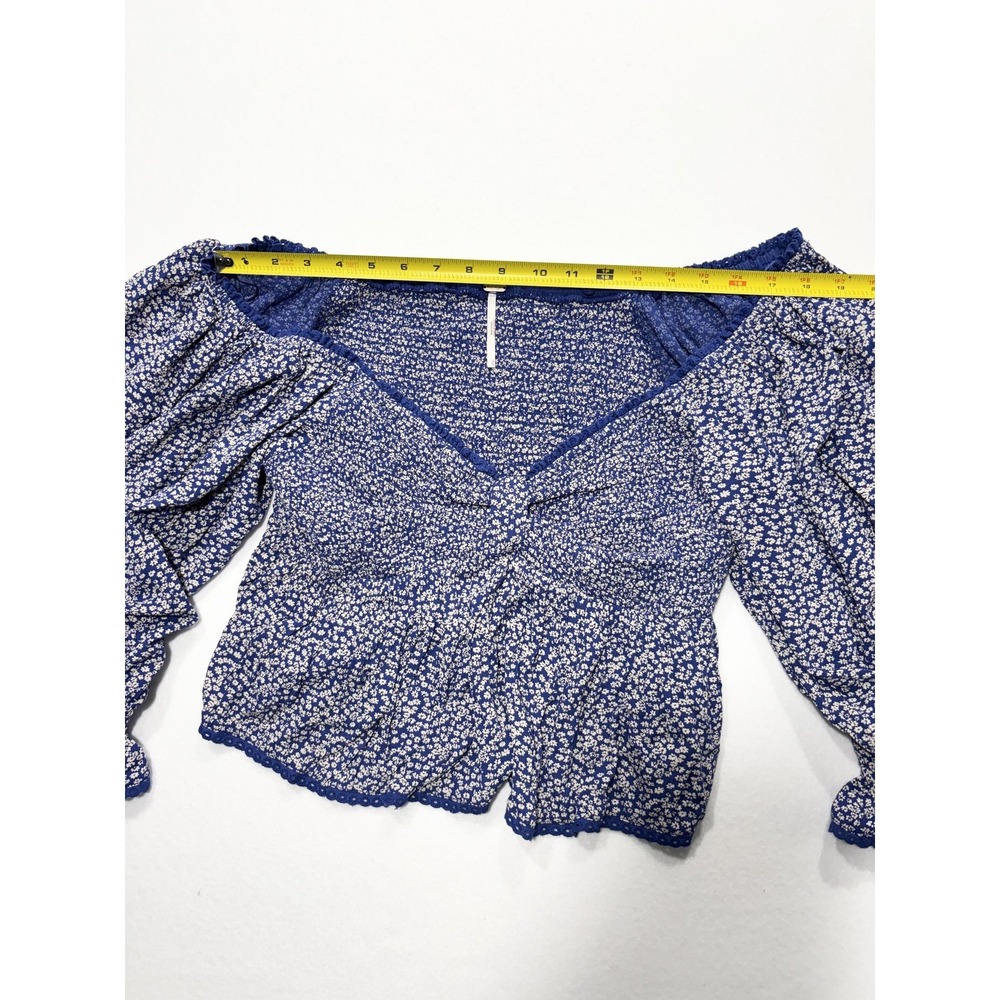 Free People Blouse Womens Large Blue Floral Off Shoulder Smocked Crop Top Boho - Picture 5 of 14